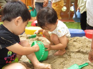 こども発達支援センター 泥あそび をしています 岡崎市福祉事業団