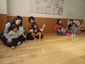 こども発達支援センターめばえ 親子通所 歌 音楽あそび をしています 岡崎市福祉事業団