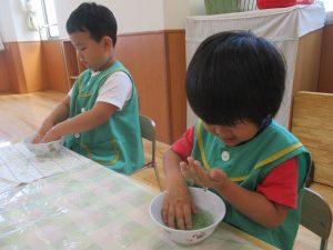 こども発達支援センター単独通所わかばで寒天遊びを行いました 岡崎市福祉事業団 こども発達支援センター単独通所わかばで寒天遊びを行いました 岡崎市福祉事業団