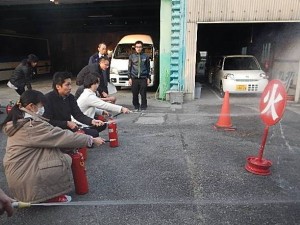 水消火器で消火訓練