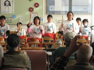 子どもたちによる太鼓の演奏