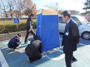 トイレ用目隠しテントの組み立ての様子