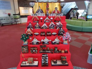 ひな人形を展示しました