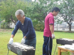 中庭で炭火焼に☆