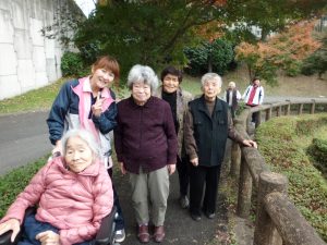 紅葉の歩道を歩いたよ♪