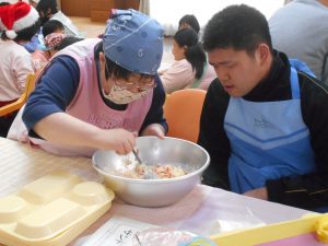 ポテトサラダを作ってるよ