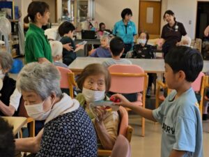 プレゼントを渡します★