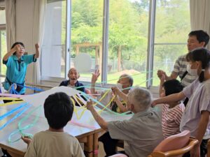みんなで風船バレーで大盛り上がり！！