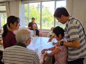 カゴを狙ってボールを転がすよ！